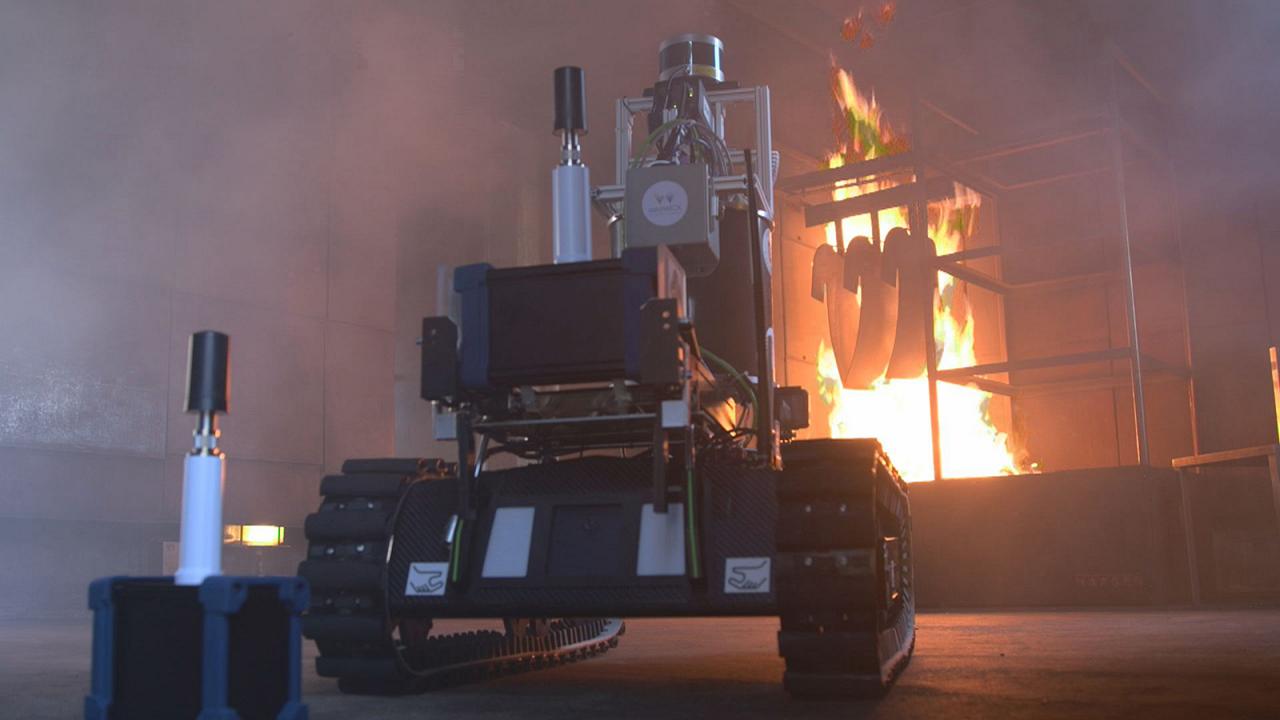 روبوت لمساعدة رجال الإطفاء له حاسة شم ويصور بتقنية الابعاد الثلاثة رغم كثافة الدخان