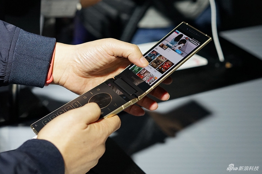 الهاتف الصدفي الراقي Samsung W2019 يظهر في موقع هيئة الإتصالات الصينية