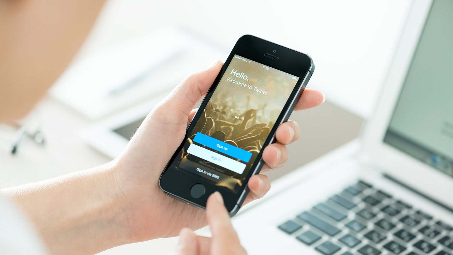 تطبيق تويتر لمنصة iOS يحصل على ميزة حفظ بيانات الإنترنت ” Data Saver “