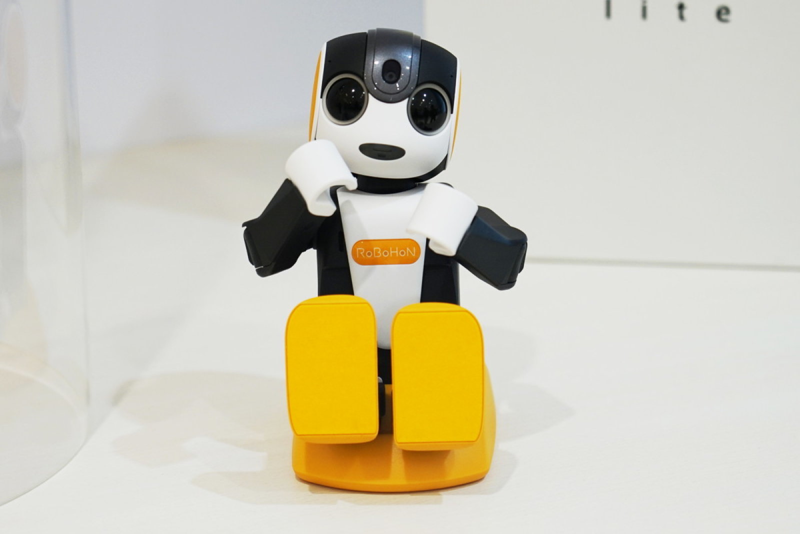 "شارب" تُطلق "روبوت" مُخصّصًا للعناية بالأطفال