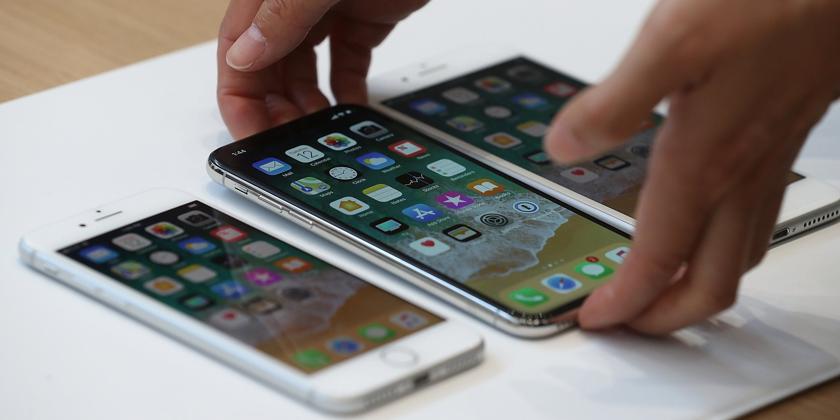 أبل تخطط للتخلى عن هاتف أيفون بحجم 5.8 بوصة ابتداء من 2020