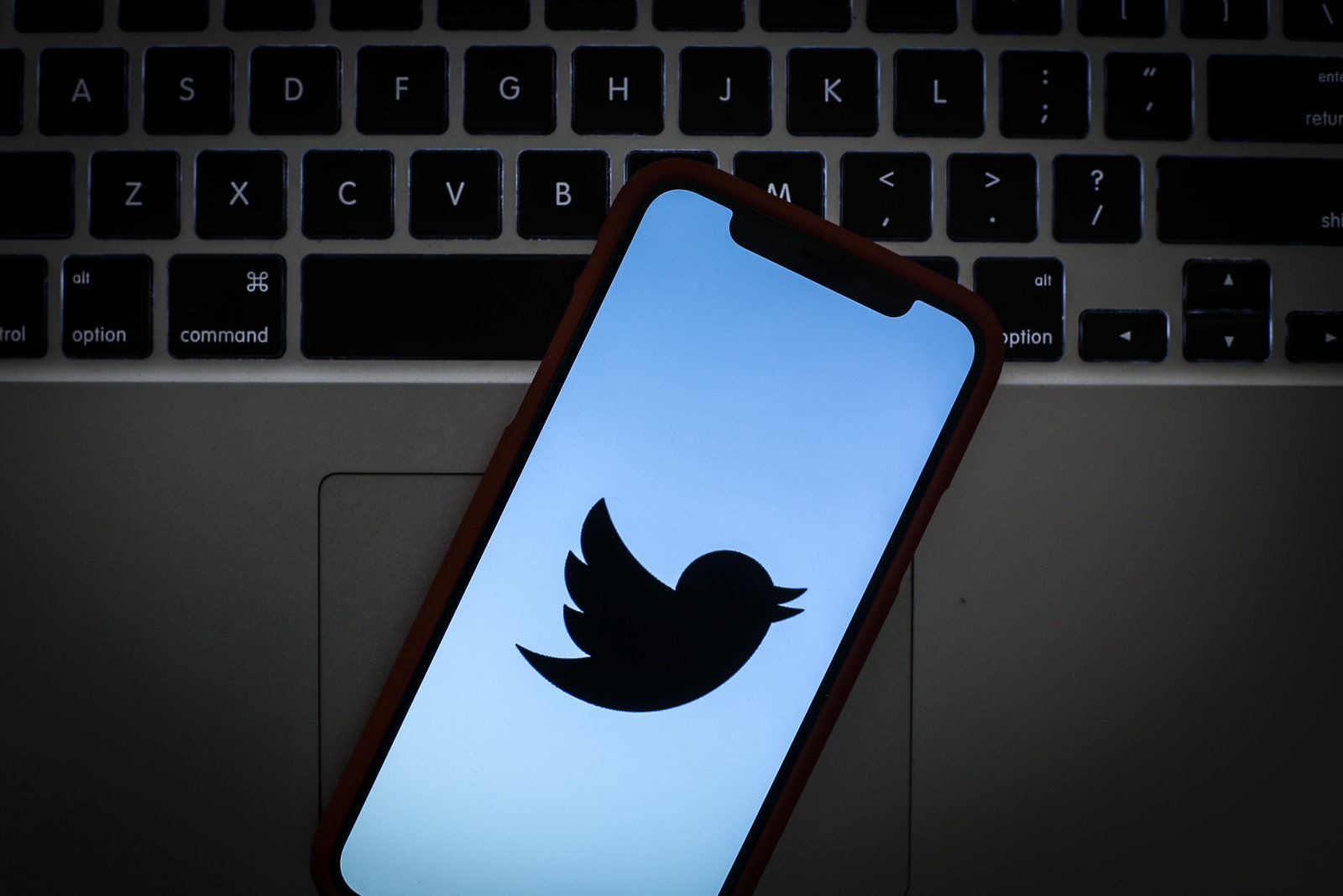 "تويتر" يدعم الوضع المظلم على هواتف أندرويد..