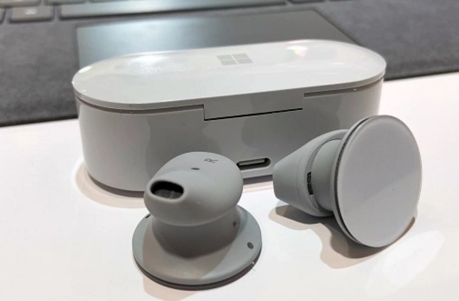 مايكروسوفت تنافس أبل بسماعة Surface Earbuds فمن سيفوز؟