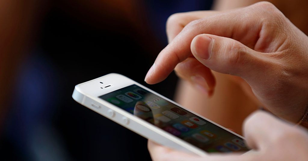خبراء يحذرون: الهاكرز بإمكانهم إغلاق هاتفك الأيفون "دون لمسه"