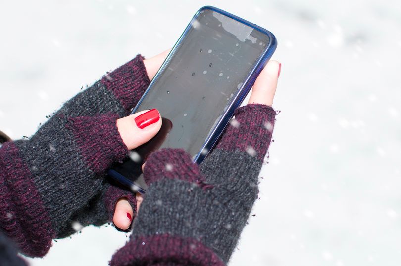 أفضل الحيل والنصائح لإحياء هاتفك الذكي إذا سقط في الثلج
