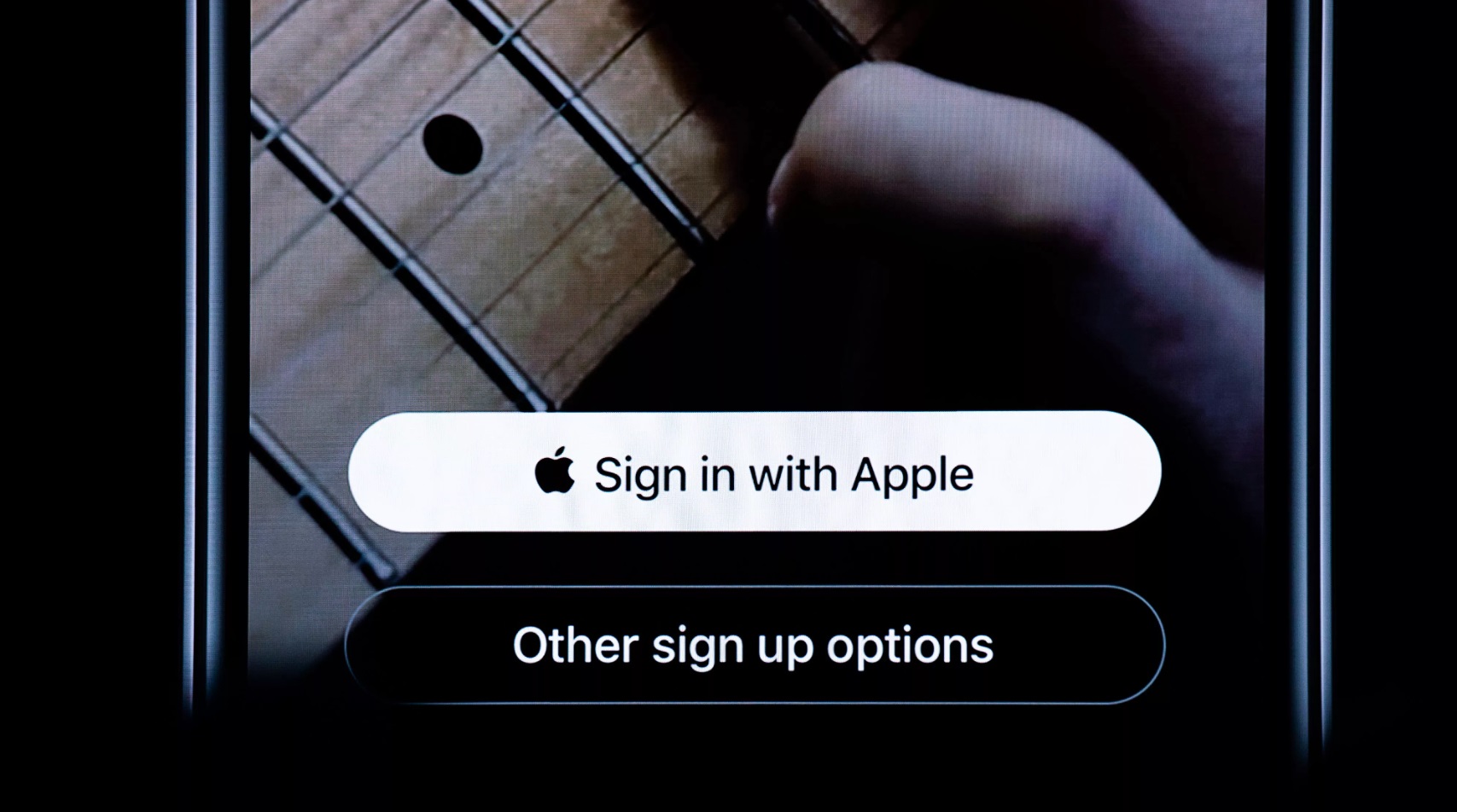 كيف تعمل ميزة Sign in with Apple وما الذي يميّزها؟