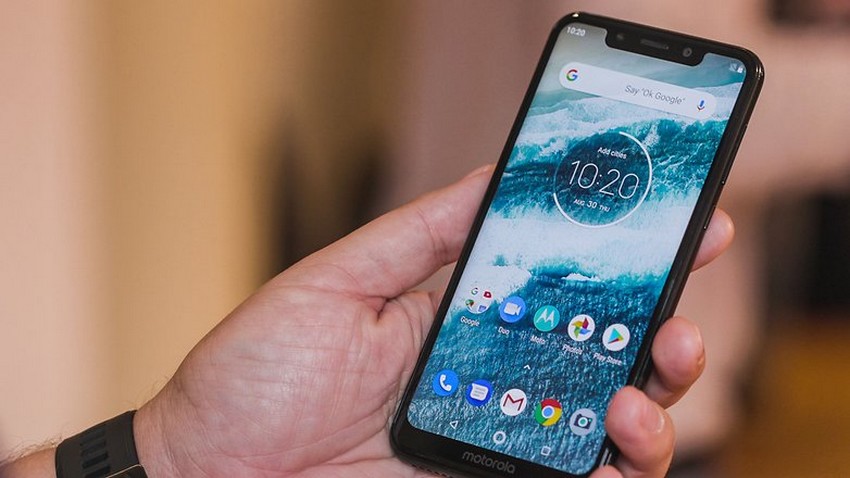 الهاتف Motorola One يبدأ رسميًا بتلقي تحديث Android 10