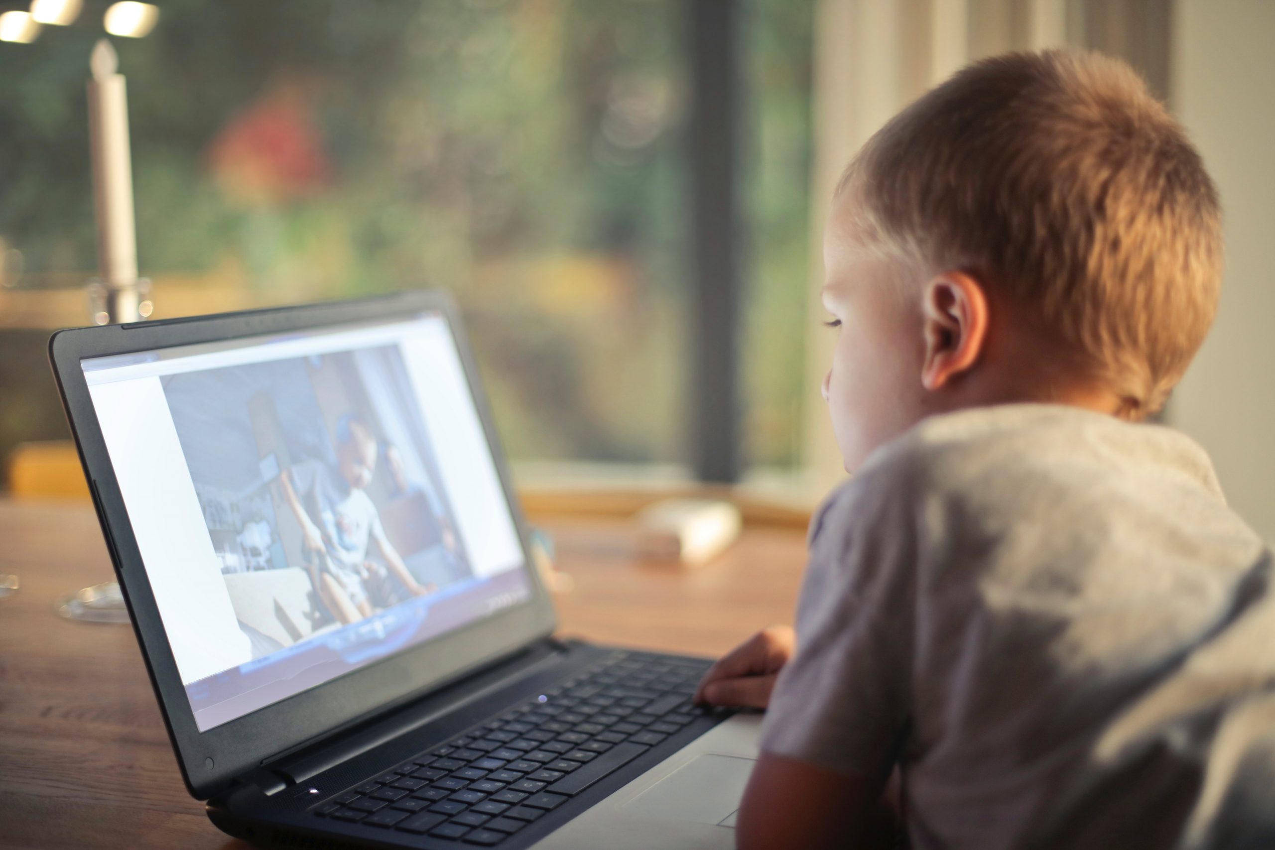 كيف تحمي أطفالك باستخدام أدوات الرقابة الأبوية في ويندوز 10؟