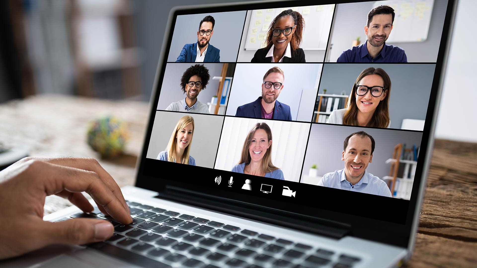 مقارنة بين تطبيقي Google Meet و Hangouts.. أيهما المناسب لك؟