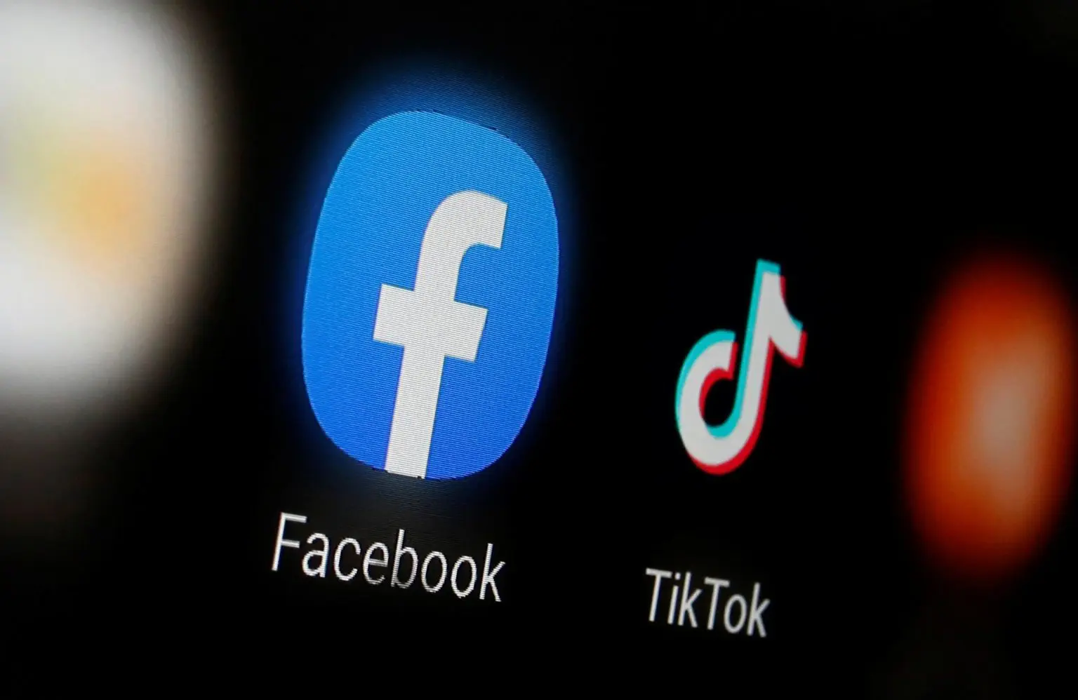 فيسبوك تختبر فيديوهات على غرار تيك توك في تطبيقها الرئيسي