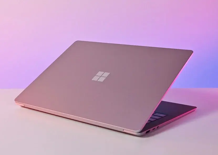 مايكروسوفت تطور حاسب Surface محمولًا جديدًا