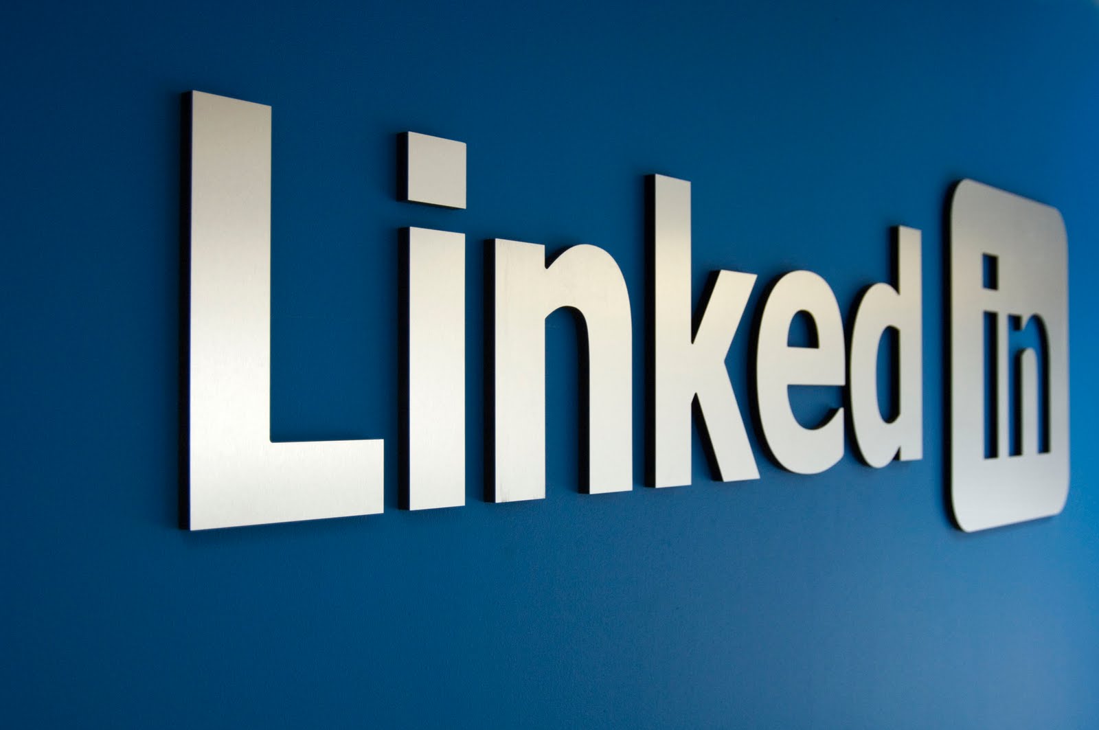 ما هو موقع LinkedIn وما هي أهم سماته و مميزاته؟