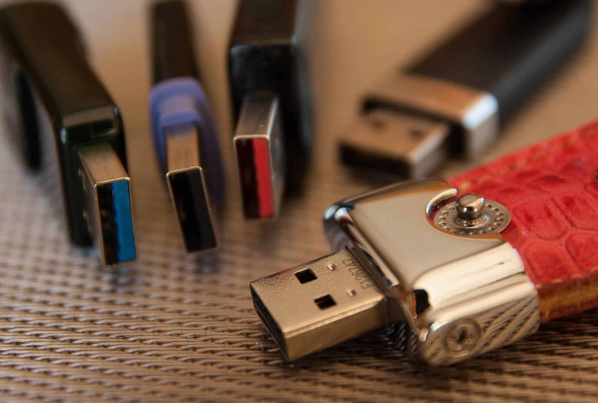 لماذا يجب عليك الاحتفاظ بوحدات التخزين USB وعدم بيعها؟