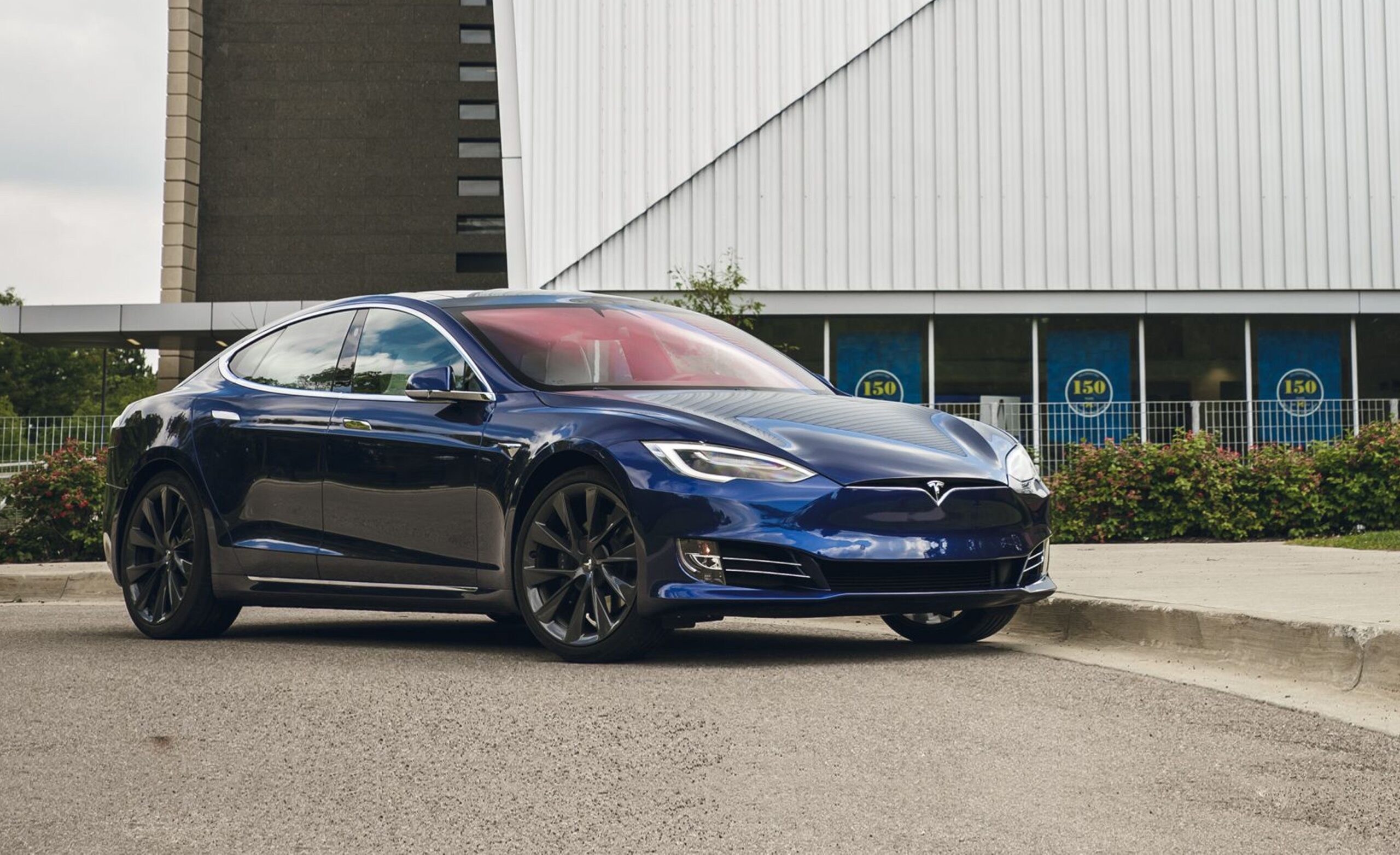 Model S تنتقل تلقائيًا بين الوقوف والرجوع والقيادة