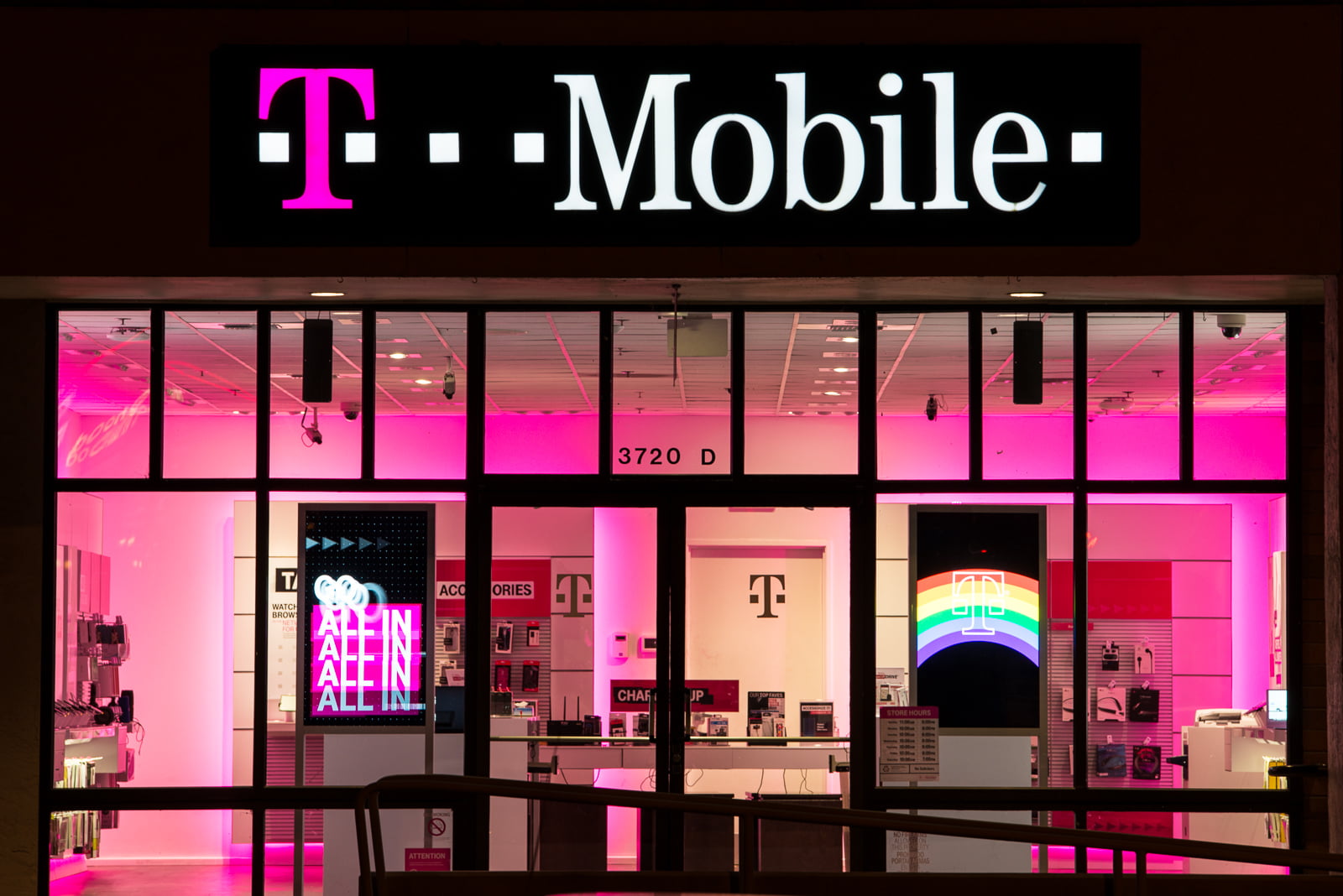 T-Mobile تحذر العملاء من خرق للبيانات