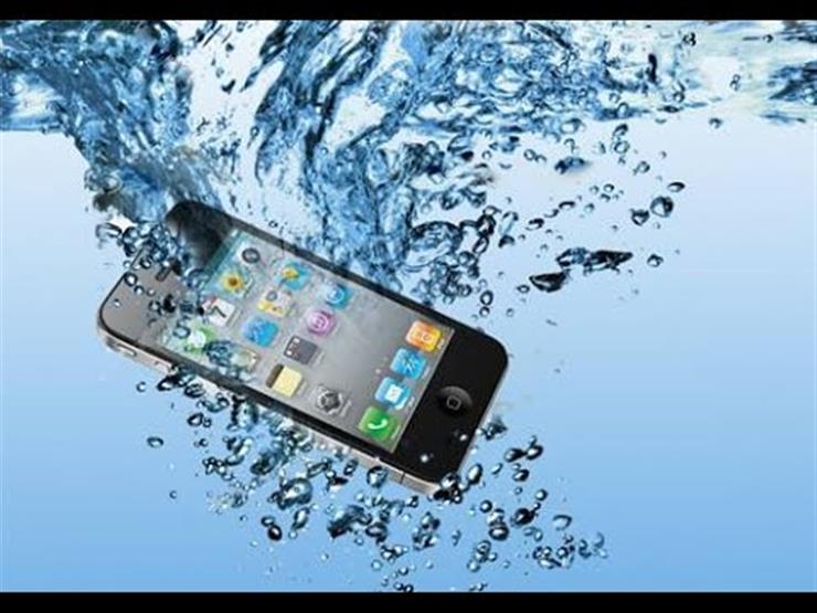5 طرق لإنقاذ الهاتف بعد وقوعه في الماء