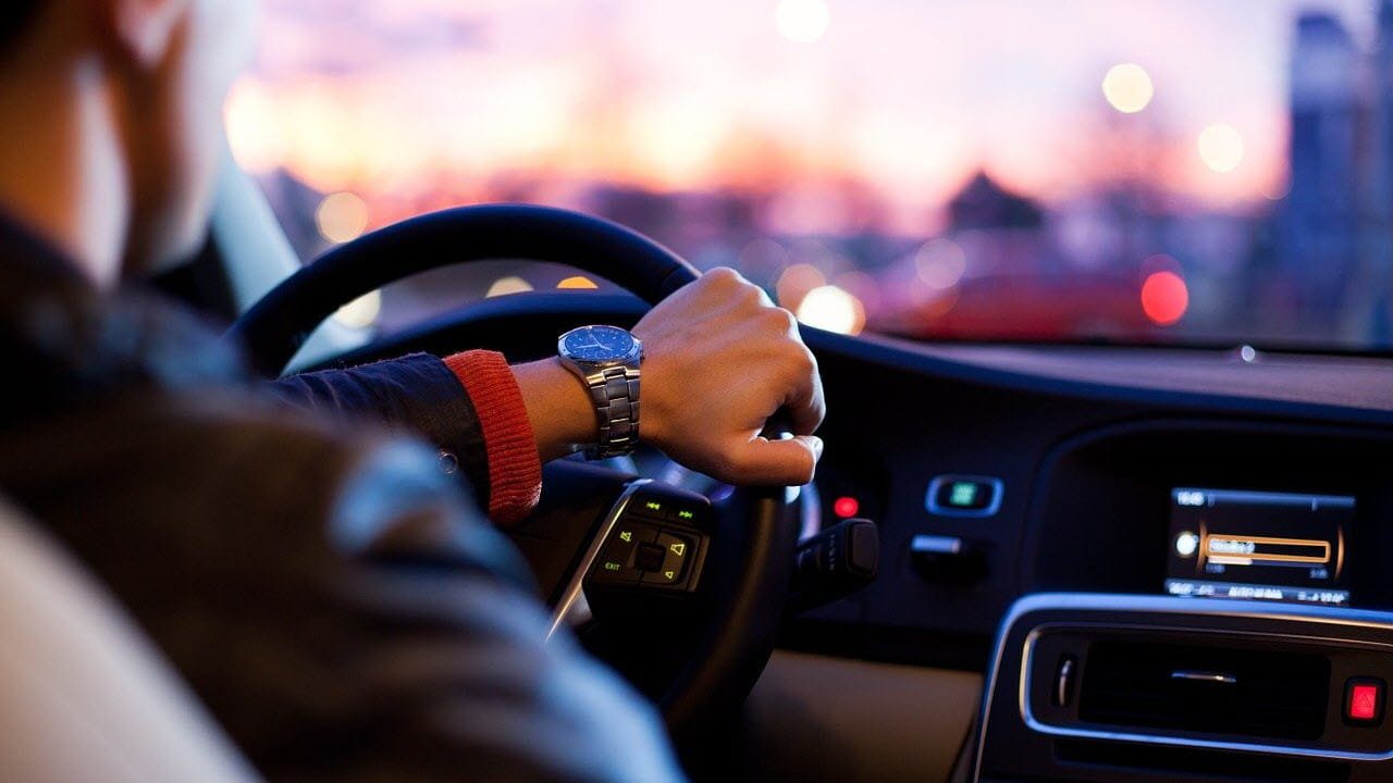 4 تطبيقات على هاتفك توفر لك قيادة أكثر أمانا لسيارتك