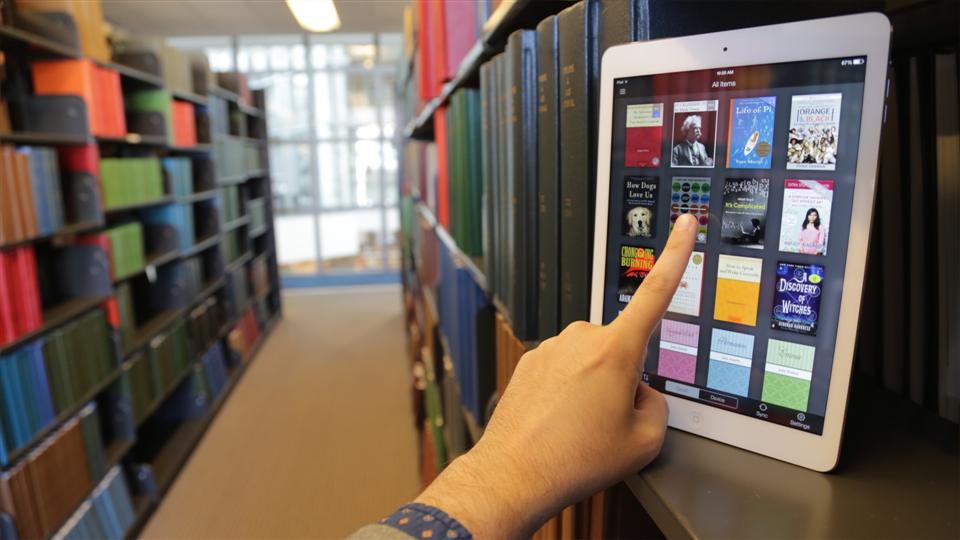 ما الفرق بين المكتبة الإلكترونية والرقمية؟