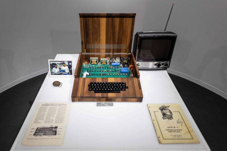 متحف أبل.. تاريخ "التفاحة" البدائي منذ عهد الكمبيوتر الخشبي