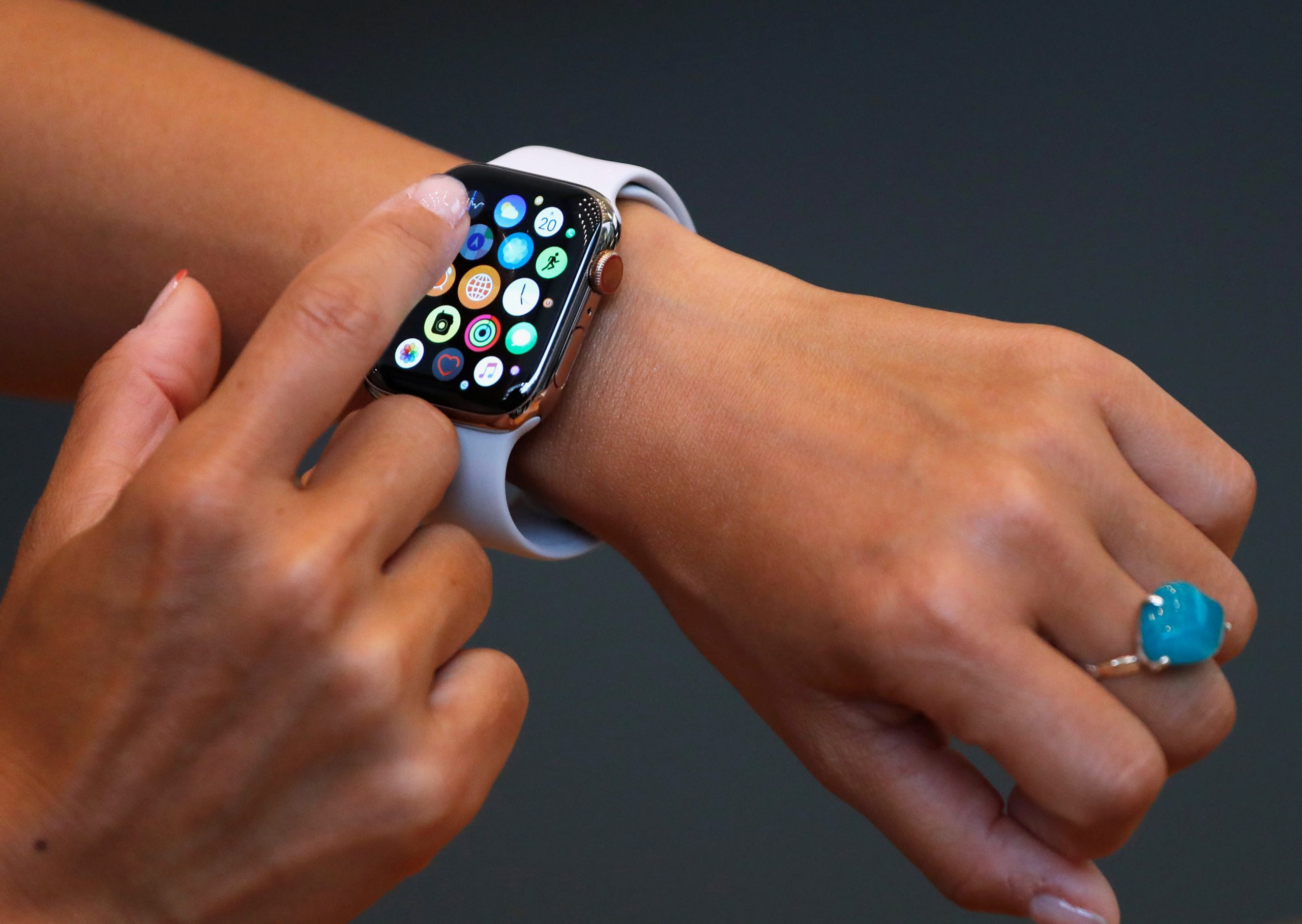 أبل قد تكشف عن نسخة ساعتها الرياضية Watch Pro بشاشة 47 مم مسطحة