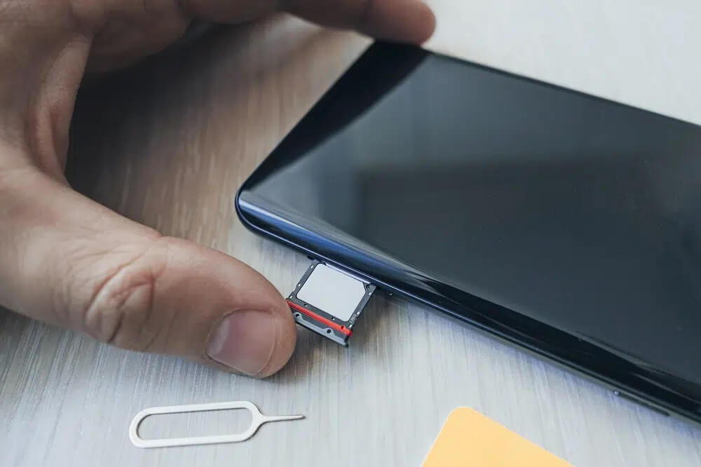 كيفية إدخال بطاقة SIM في الهاتف الذكي