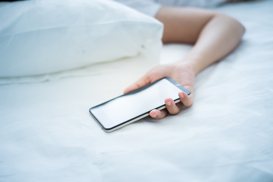 3 أسباب تدفعك لإبعاد الهاتف عن السرير عند النوم
