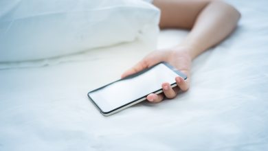 3 أسباب تدفعك لإبعاد الهاتف عن السرير عند النوم