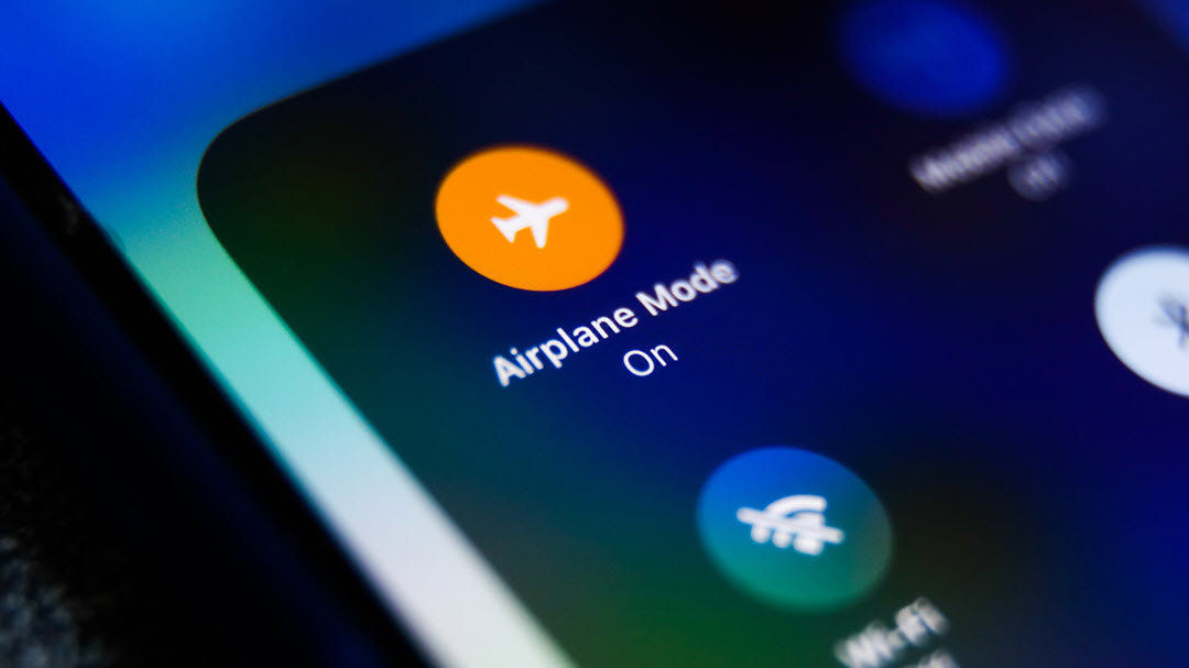 ما فائدة خاصية وضع الطيران على الهاتف خلال السفر على متن الطائرة؟