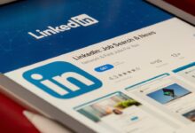 موقع LinkedIn يستخدم الذكاء الاصطناعي للمساعدة في صياغة طلبات التوظيف