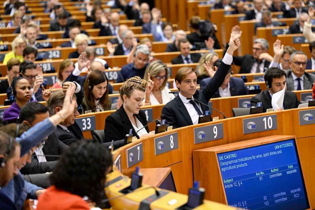 البرلمان الأوروبي يوافق على خطة بشأن تنظيم عمل الذكاء الاصطناعي