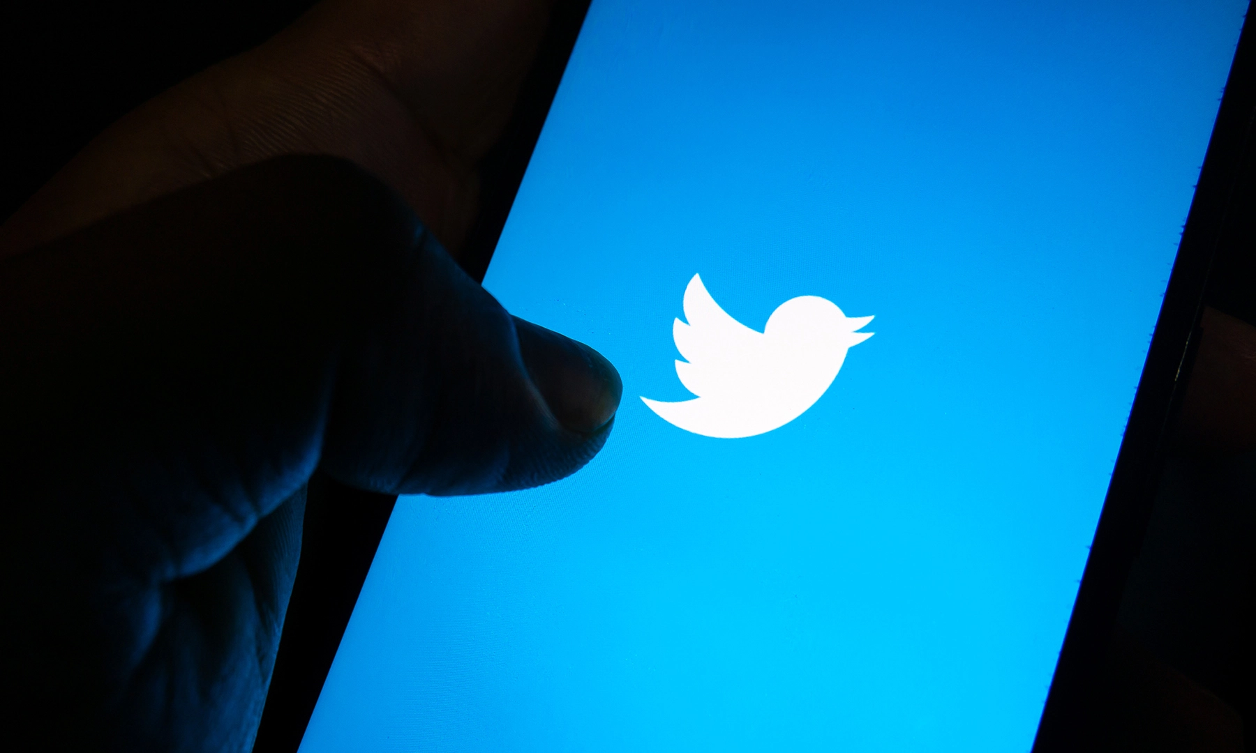 تويتر تنافس لينكدإن وتطور ميزة لربط الباحثين عن وظائف وأصحاب الشركات