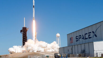 شركة SpaceX تطلق 22 قمراً صناعياً لدعم شبكة الإنترنت الفضائي