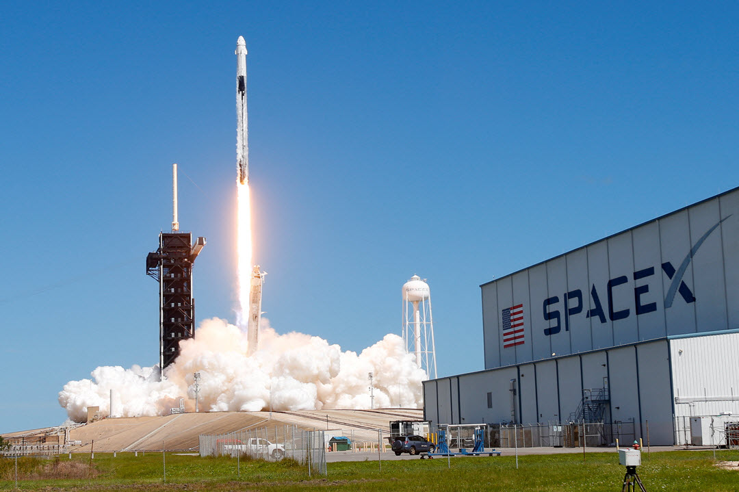 شركة SpaceX تطلق 22 قمراً صناعياً لدعم شبكة الإنترنت الفضائي