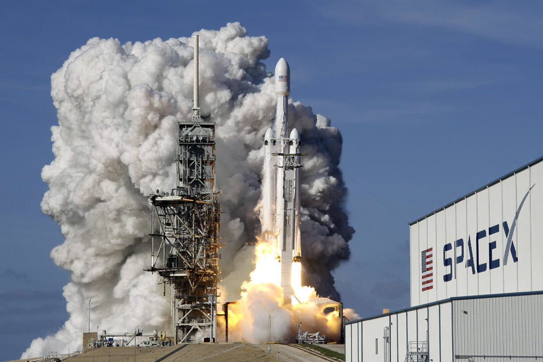 سبيس إكس تطلق 23 قمراً صناعياً في مهمة الإطلاق الـ58 هذا العام