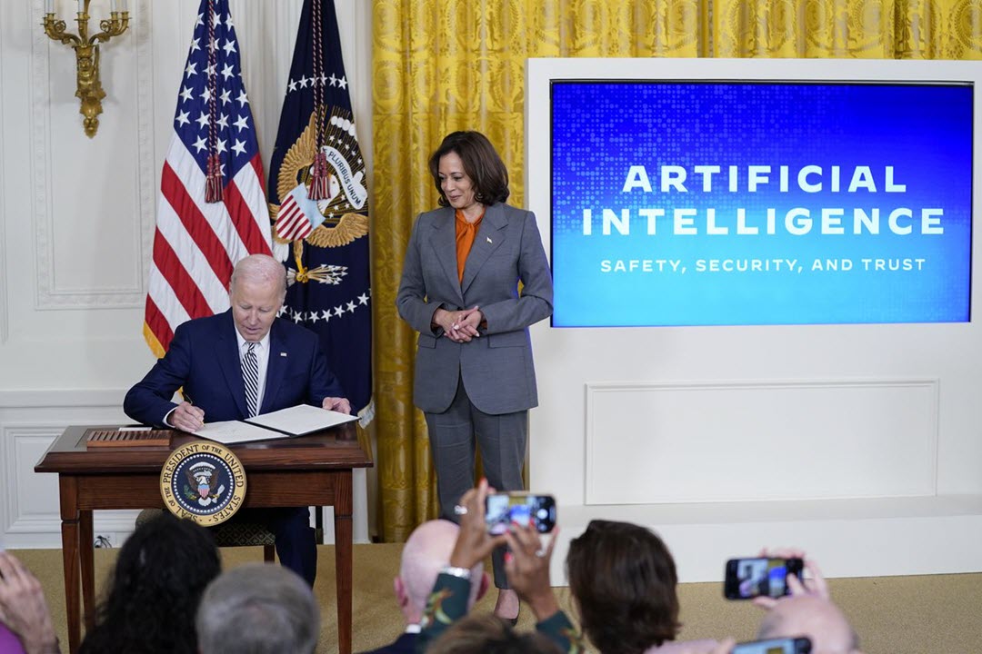 الرئيس الأمريكي يوقع أمراً تنفيذياً لتنظيم معايير الذكاء الاصطناعي