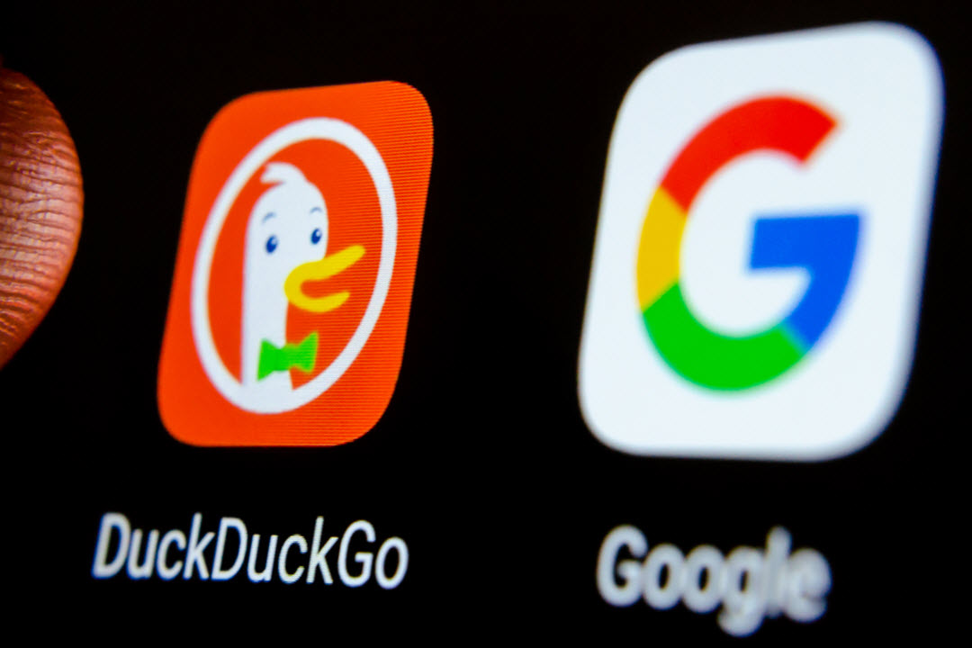 لماذا رفضت آبل محرك بحث DuckDuckGo واحتفظت بجوجل على هواتف آيفون؟