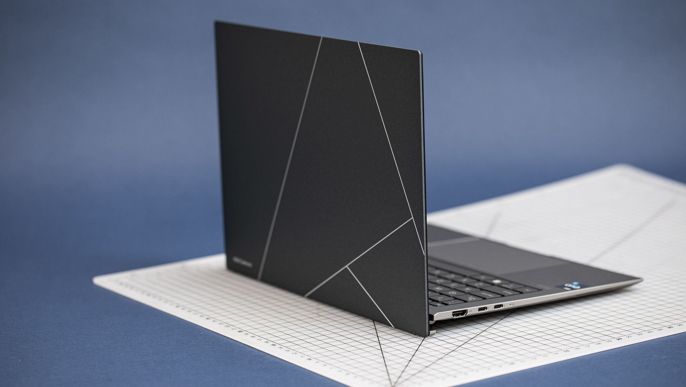 أسوس تطلق Zenbook S 13 حاسوب محمول خفيف الوزن