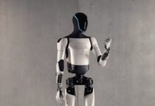 روبوت أوبتيموس من تسلا يُظهر مهاراته في فرز خلايا البطارية