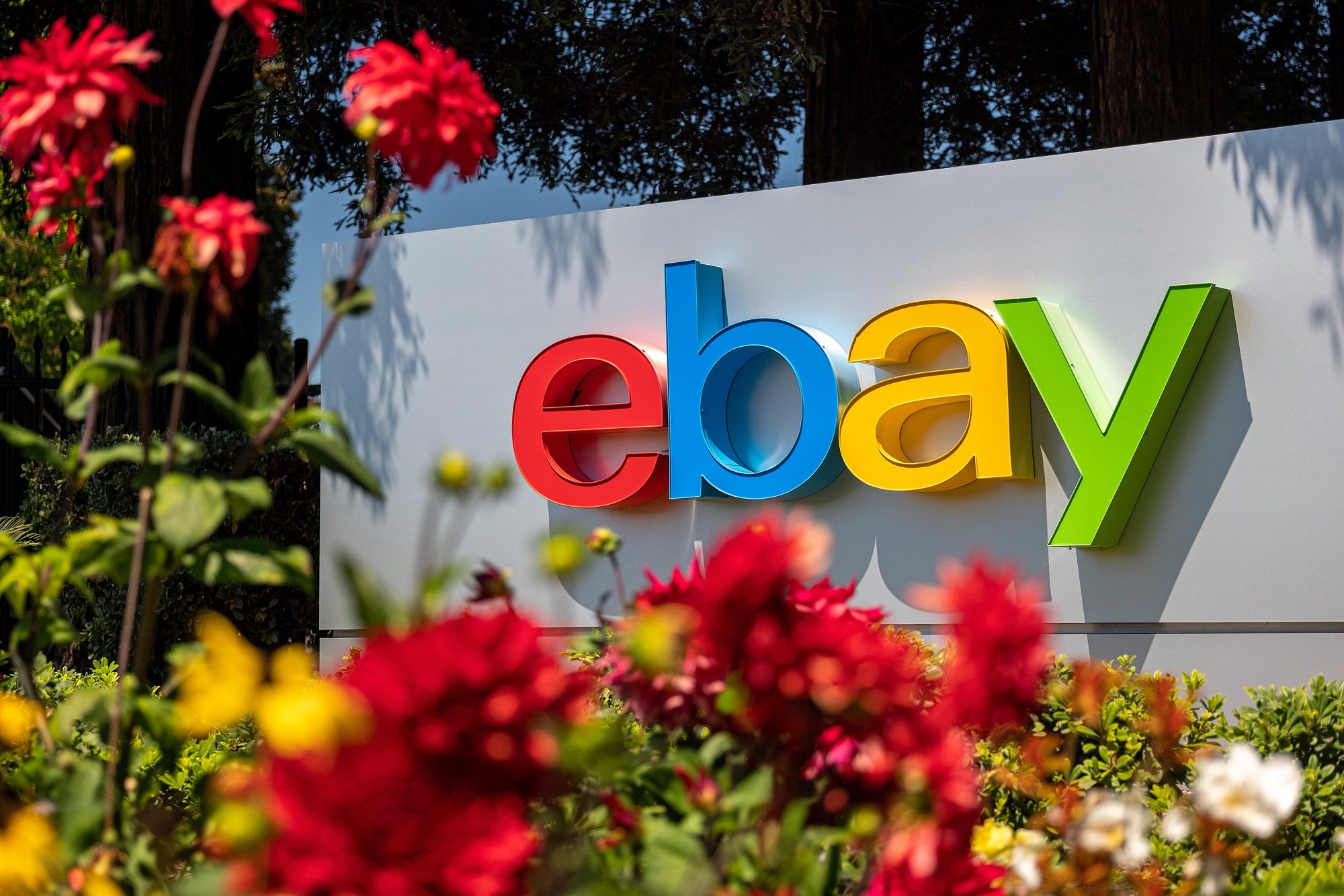 eBay تُقدّم أداة ذكاء اصطناعي لتحسين صور المنتجات