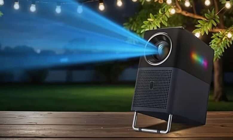 TCL تكشف عن أول جهاز عرض منزلي محمول Projector A1 بمزايا متقدمة وسعر تنافسي