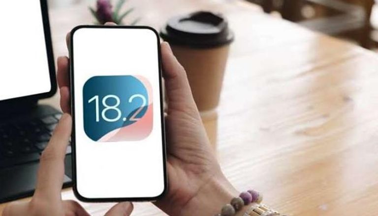 iOS 18.2 سيتيح للمستخدمين تعيين تطبيقات الاتصال والمراسلة الافتراضية على هواتف iPhone