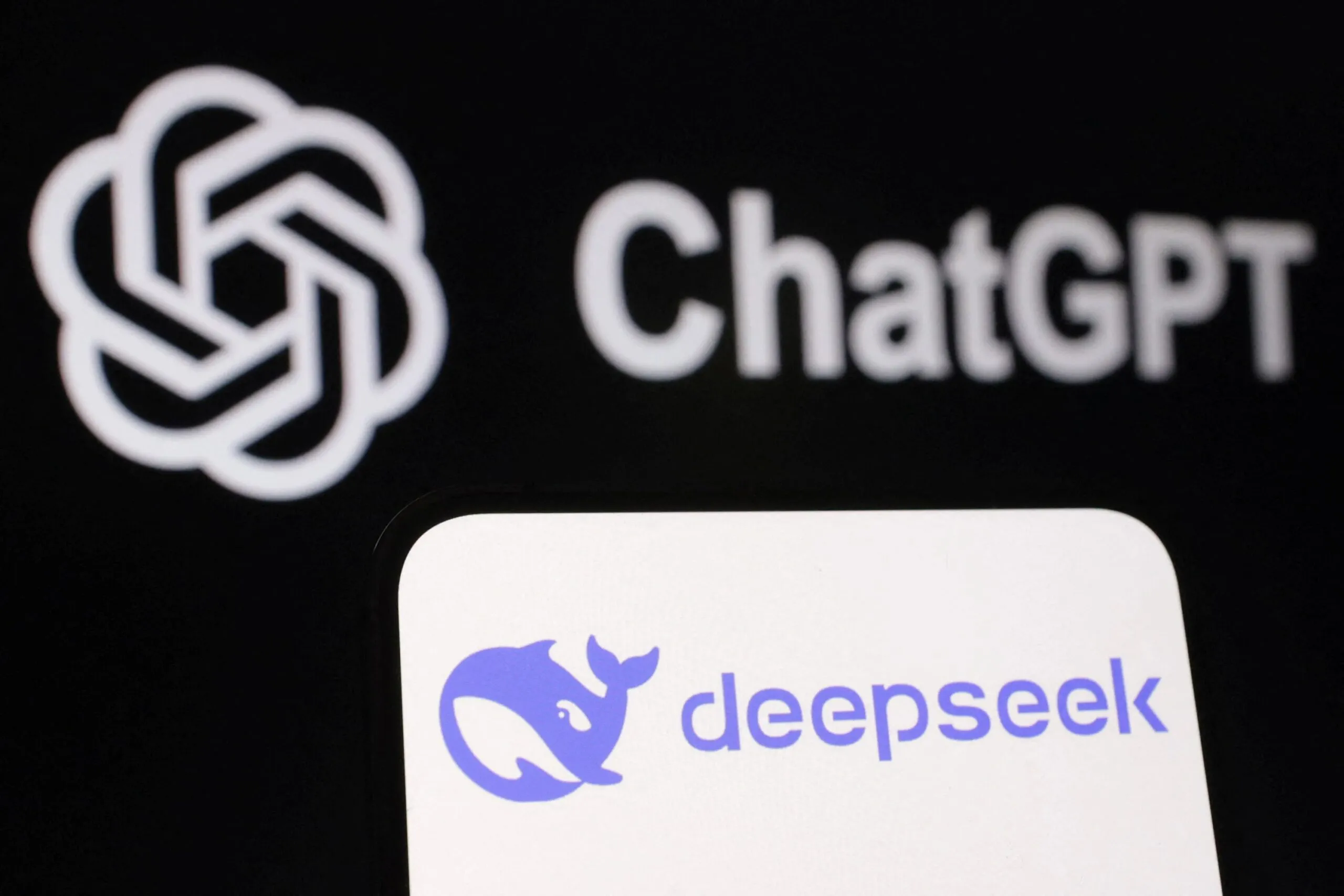 شركة DeepSeek الصينية تزيح ChatGPT عن قمة متجر آب ستور وتثير اضطرابًا في أسواق الذكاء الاصطناعي