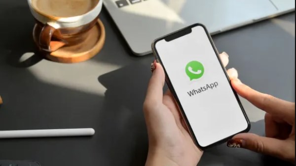 واتساب يختبر ميزة "AI Studio" لإنشاء روبوتات محادثة ذكية مخصصة داخل التطبيق