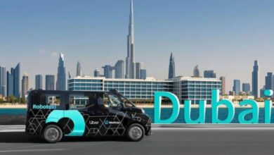 دبي تمضي نحو المستقبل: بدء تجارب سيارات الأجرة الذاتية القيادة بالشراكة مع أوبر وWeRide