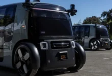 زوكس تستدعي برمجيات سياراتها الذاتية بعد تجاوز خط الوسط عند التقاطعات