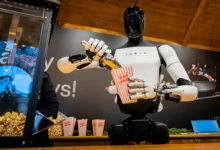 روبوت تسلا «أوبتيموس» يلفت الأنظار في برلين بعرض حي… وتساؤلات مستمرة حول استقلاليته