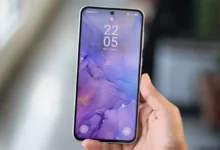 سامسونغ تدرس كسر تقليد الشاشات في الفئة المتوسطة: Galaxy A57 قد يعتمد موردين خارجيين